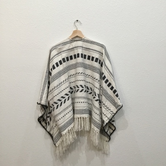 𝅺AMERICAN Eagle Southwestern bohemian style poncho - Picture 4 of 5